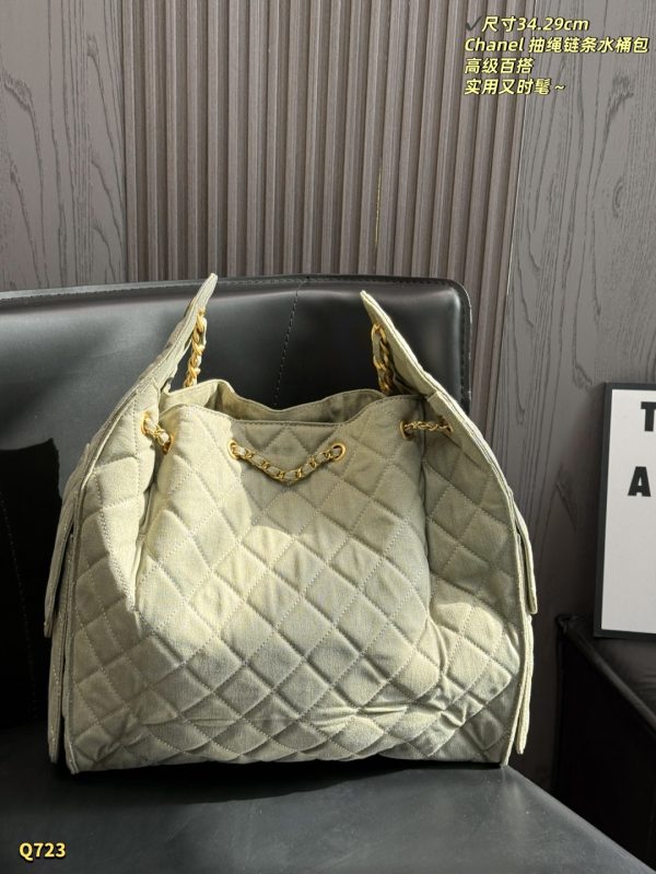 Chanel 25 Hobo Handbag