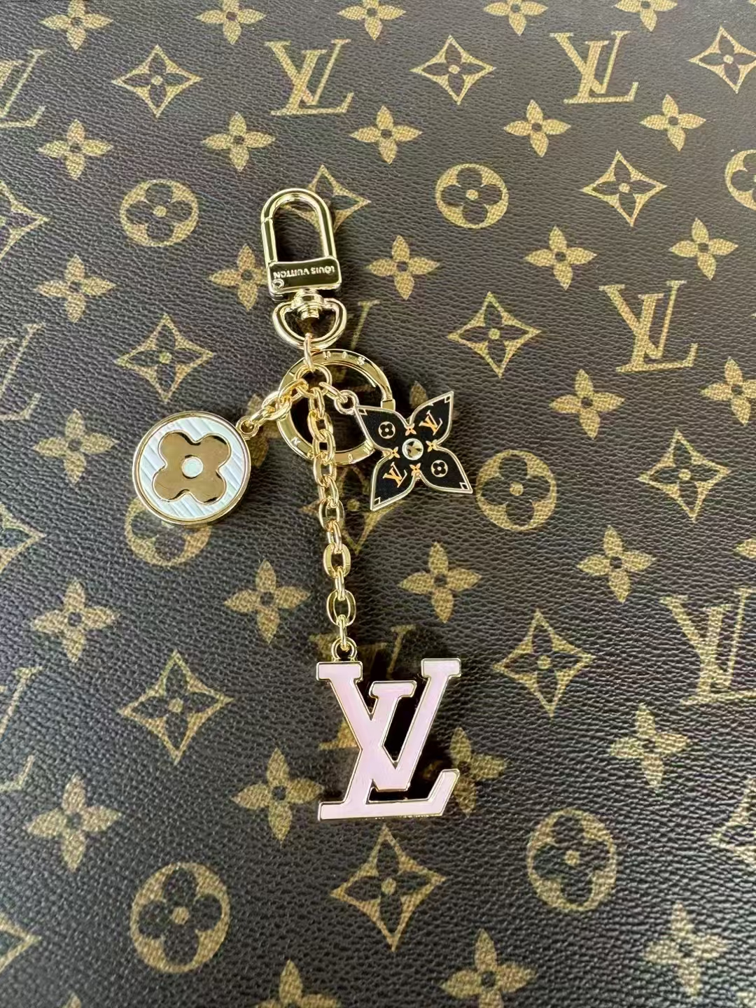 LV Bagchain Keychain - Image 1