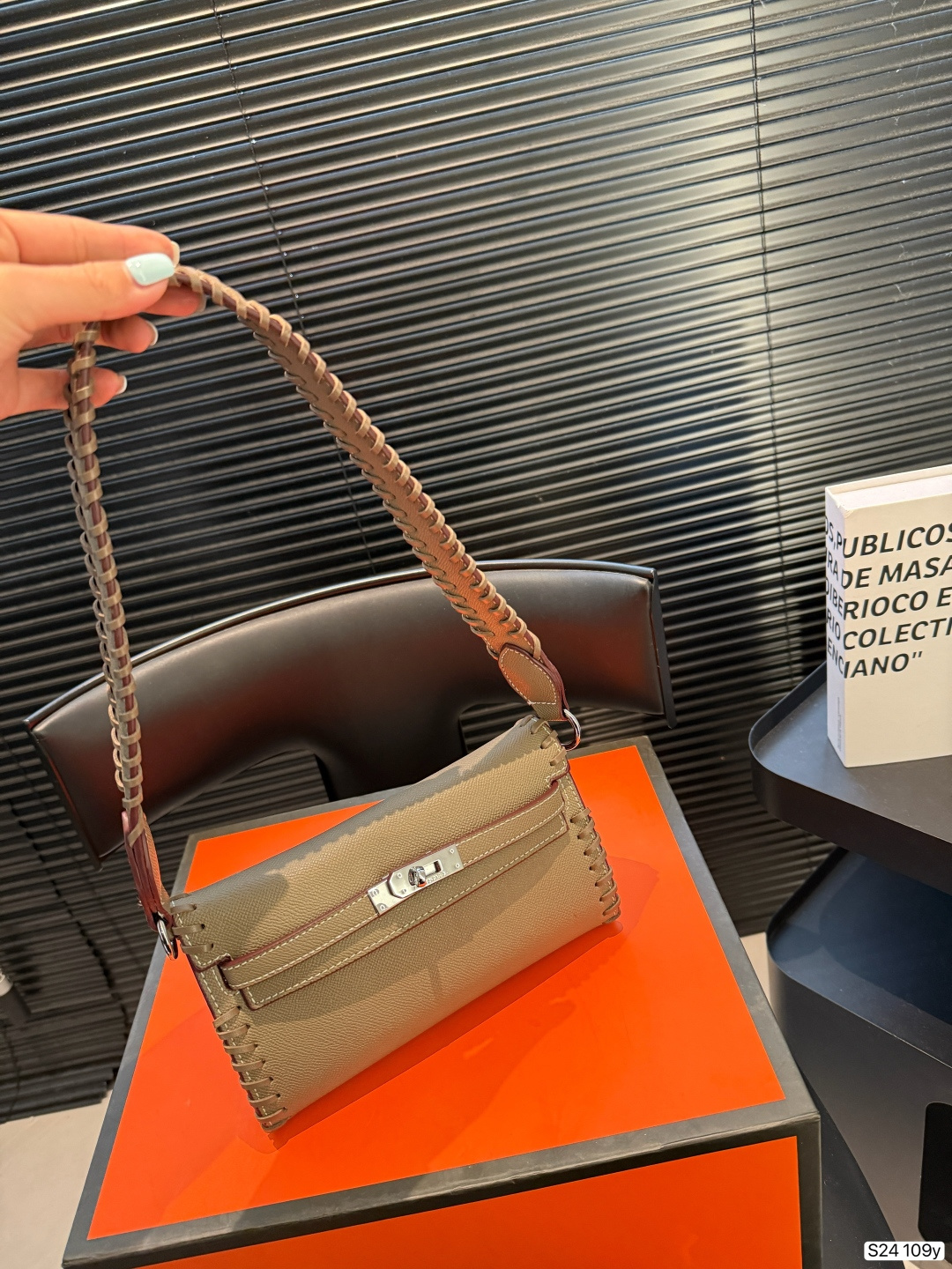 Hermès Kelly To Go Handbag in Elephant Gray - Image 3