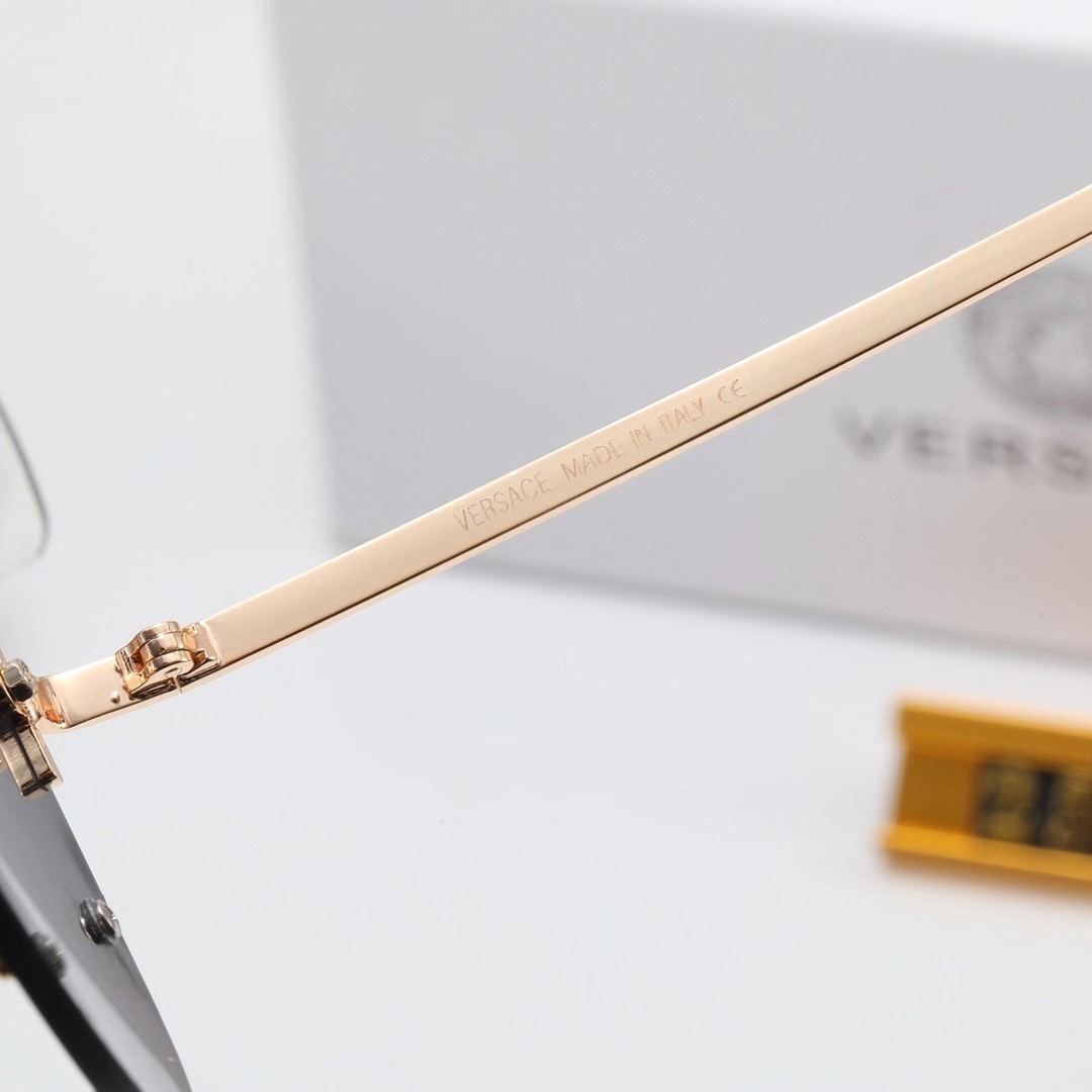 Versace Fashionable Sunglasses - Image 7