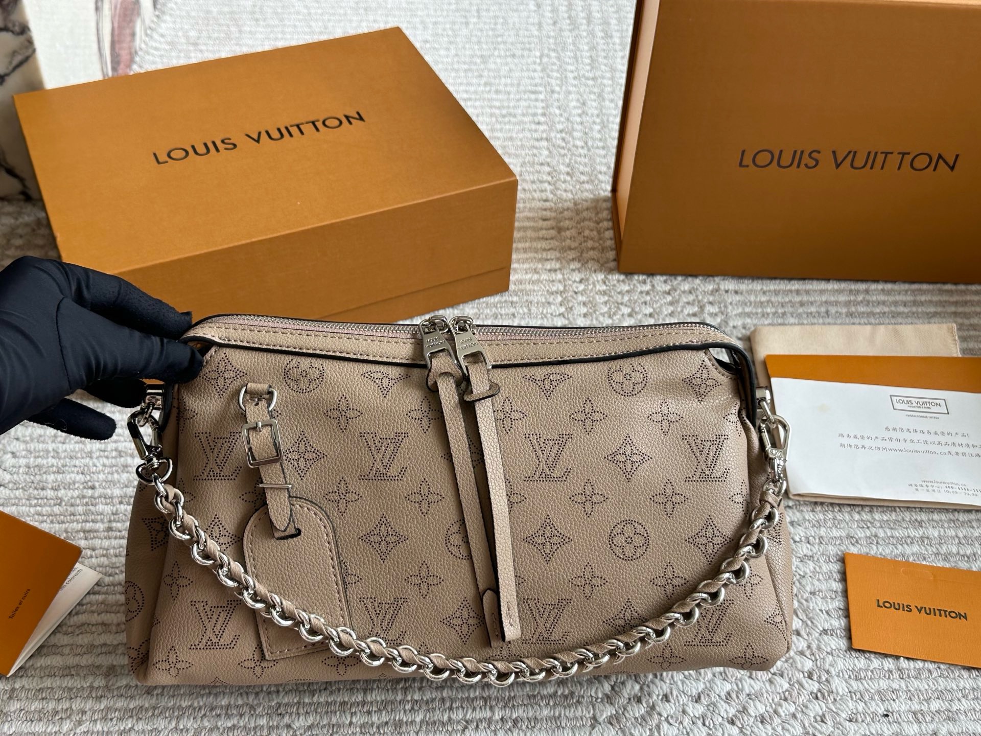 LV Hand It All MM Mahina Handbags - Image 4