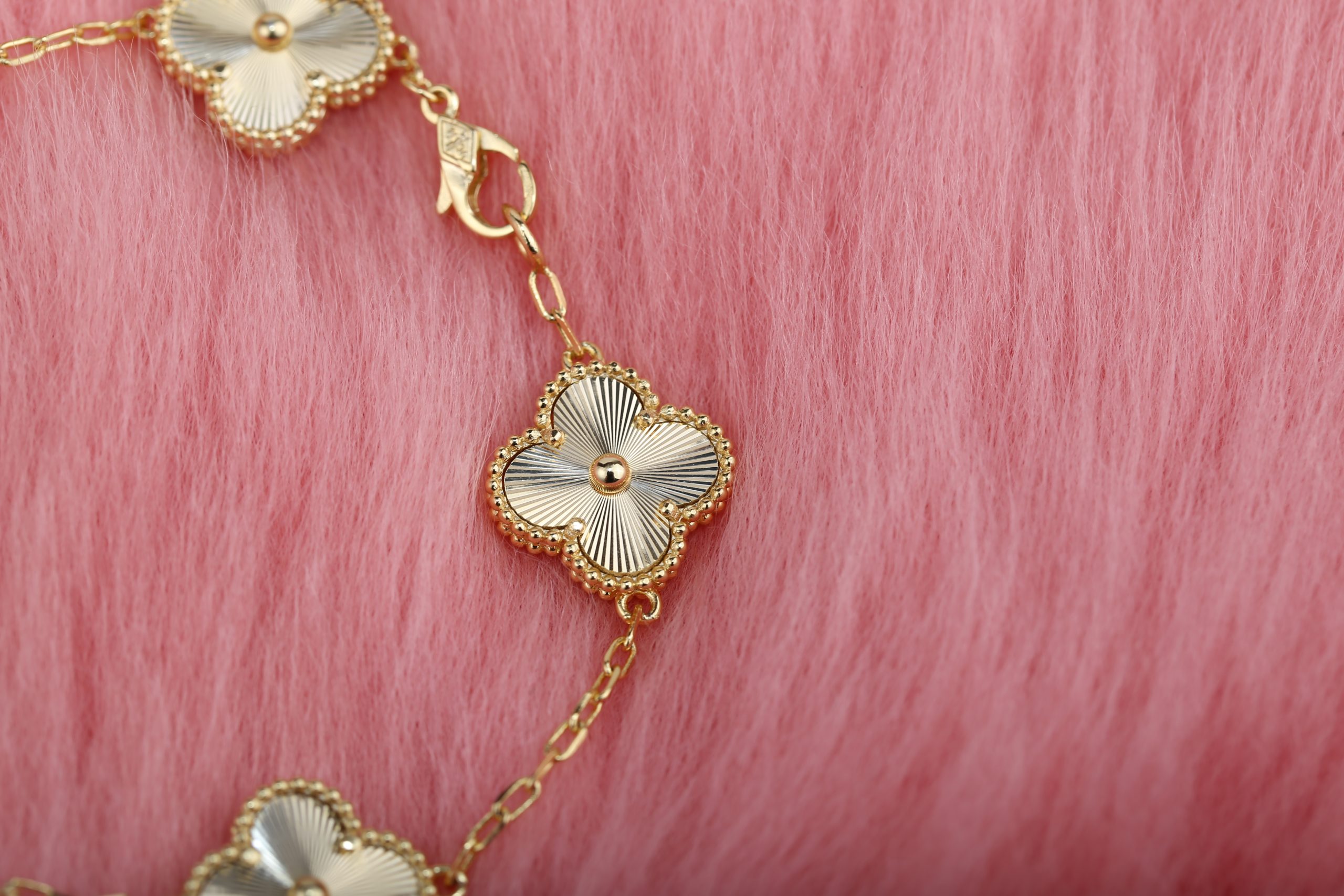 Van Cleef&Arpels VCA Gold Laser Bracelet - Image 7