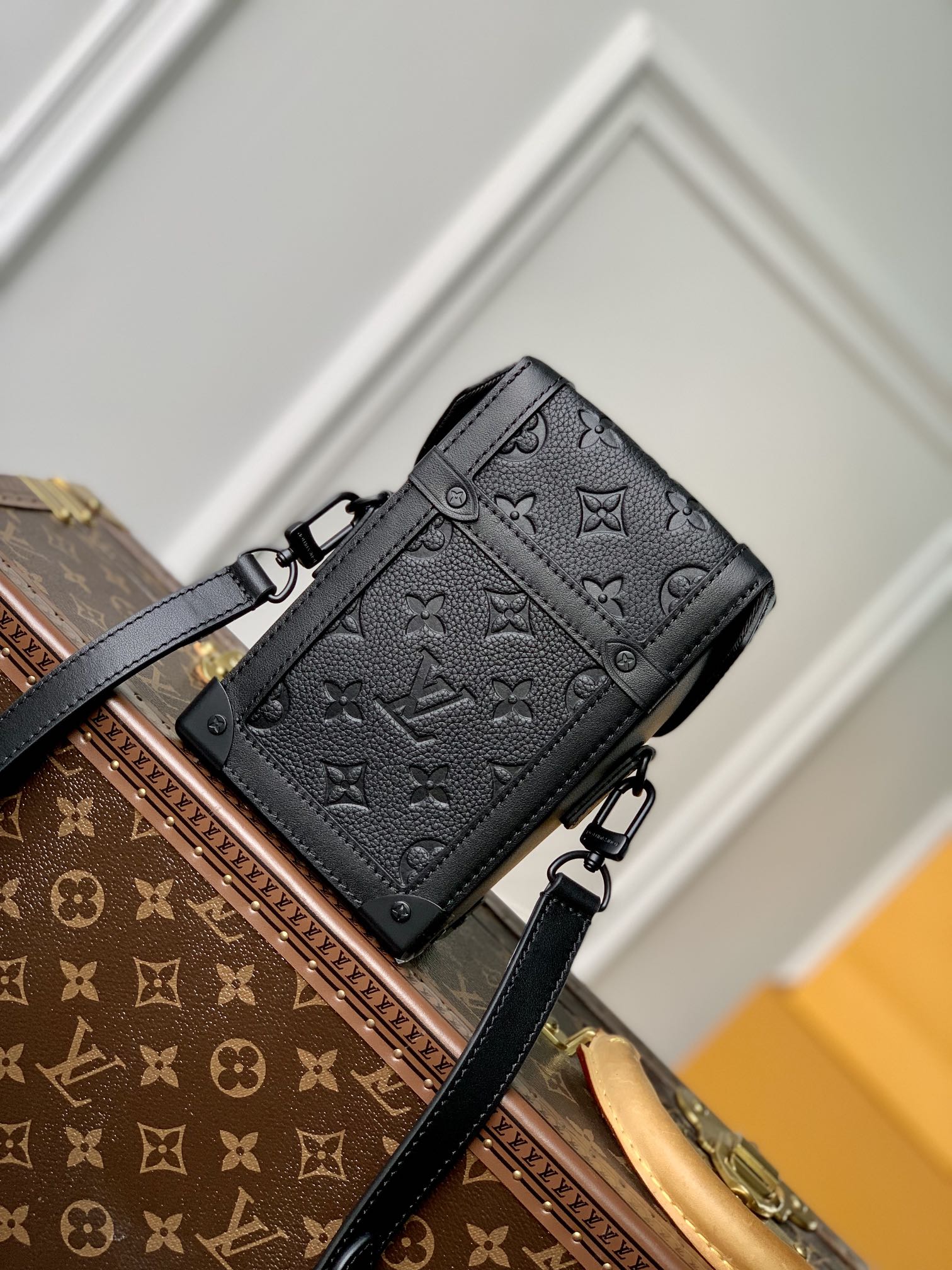Vertical Trunk Wearable Wallet M82070 - Image 6