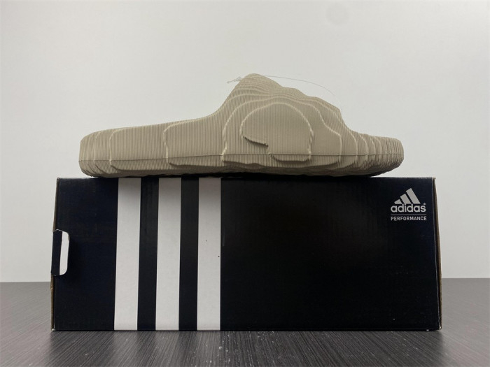 Yeezy Slide new collection - Image 3