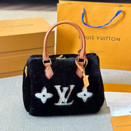 LV wool lamb bag - Image 2