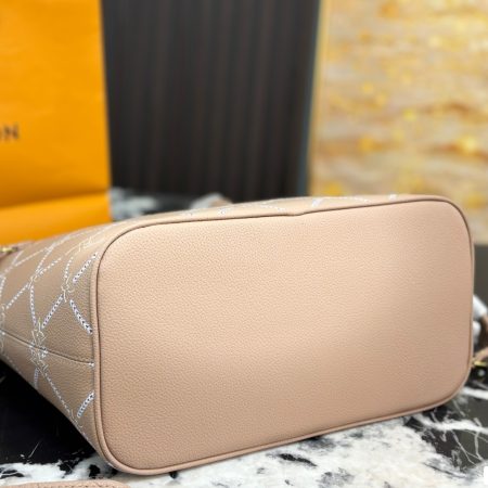 Lv onthego Shopping Bag - Image 5