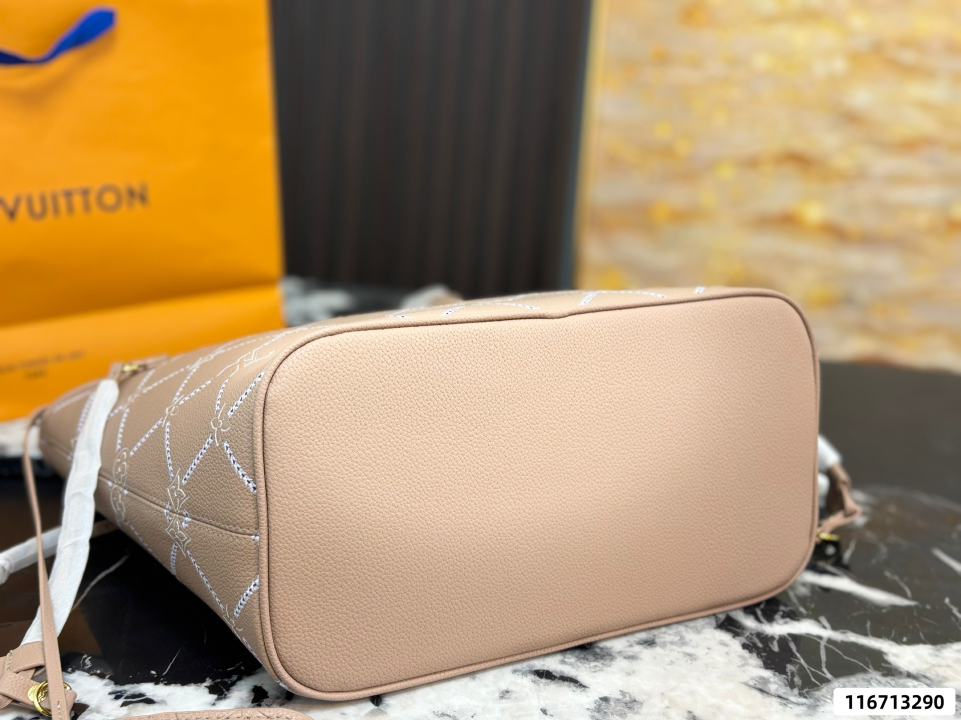 Lv onthego Shopping Bag - Image 5
