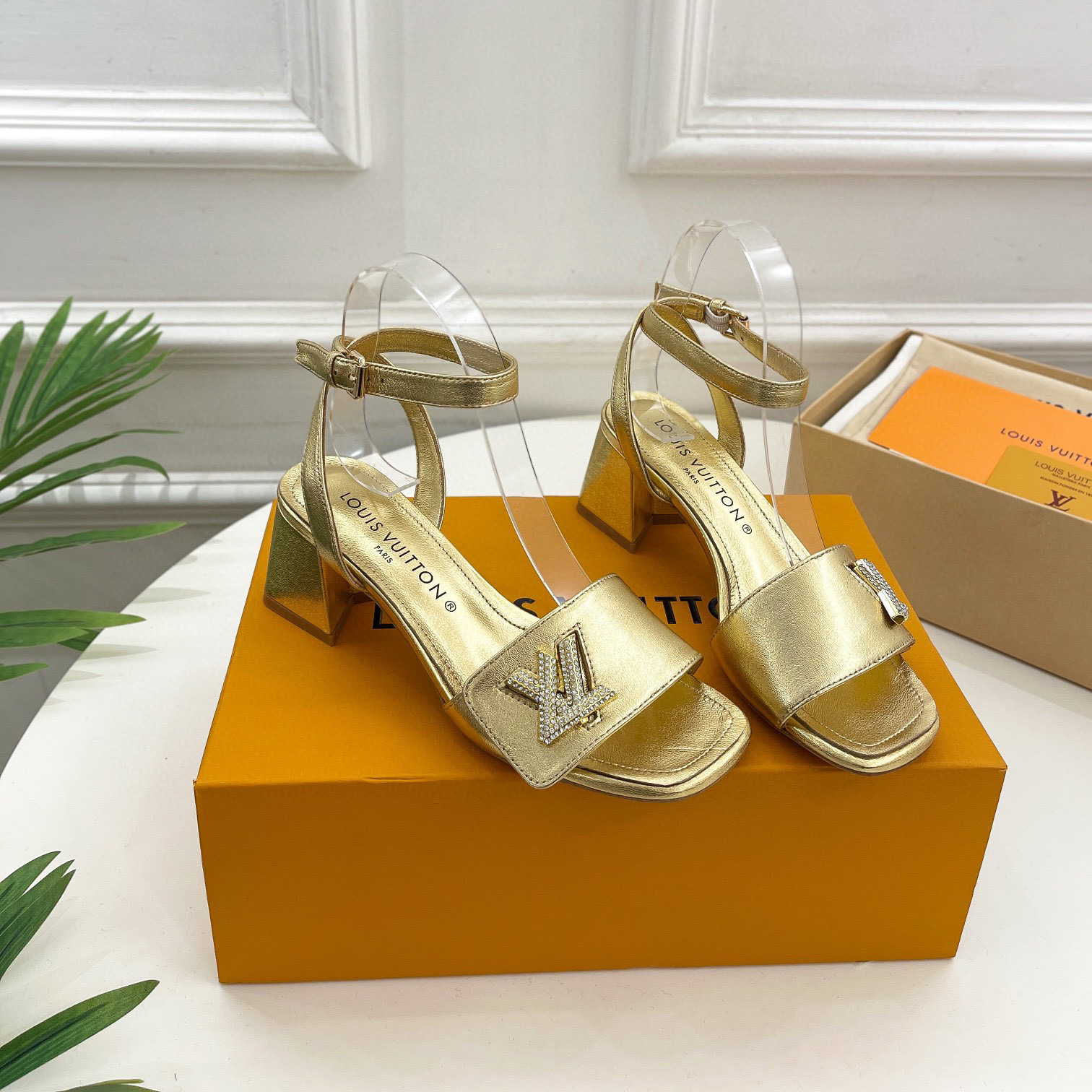 LV Patent Leather Thick And Cool Slide Sandal - Image 10