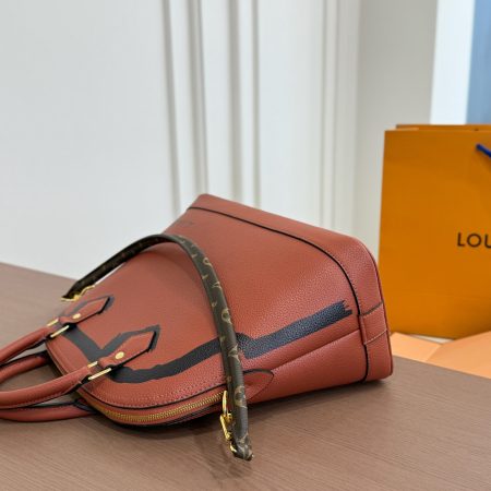 LV's New Shell Bag - Image 4