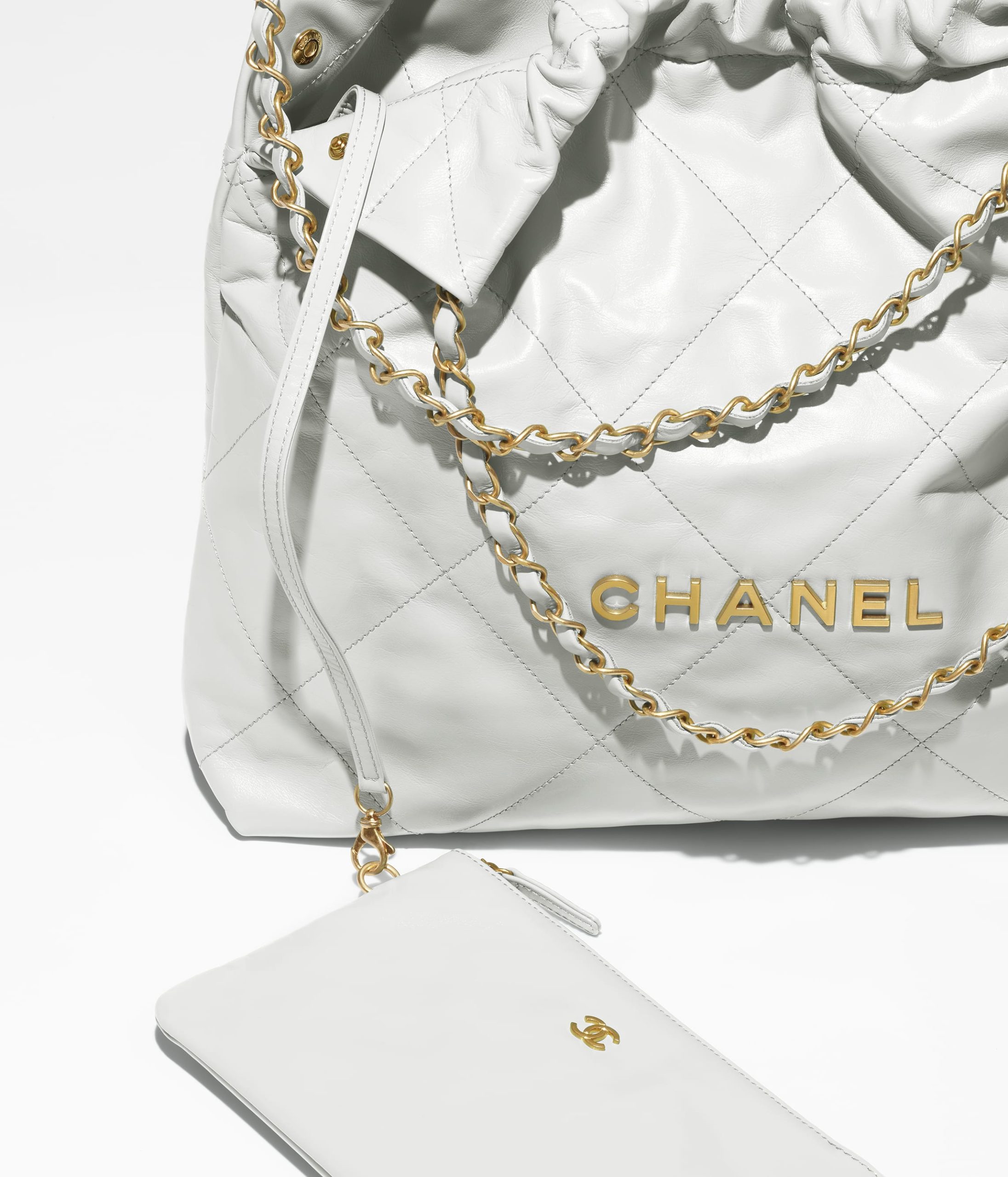 CHANEL 22 HANDBAG Shiny Calfskin & Gold-Tone Metal Light Blue - Image 3
