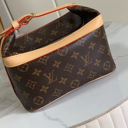 LV Cruiser Toiletry Bag - Image 2