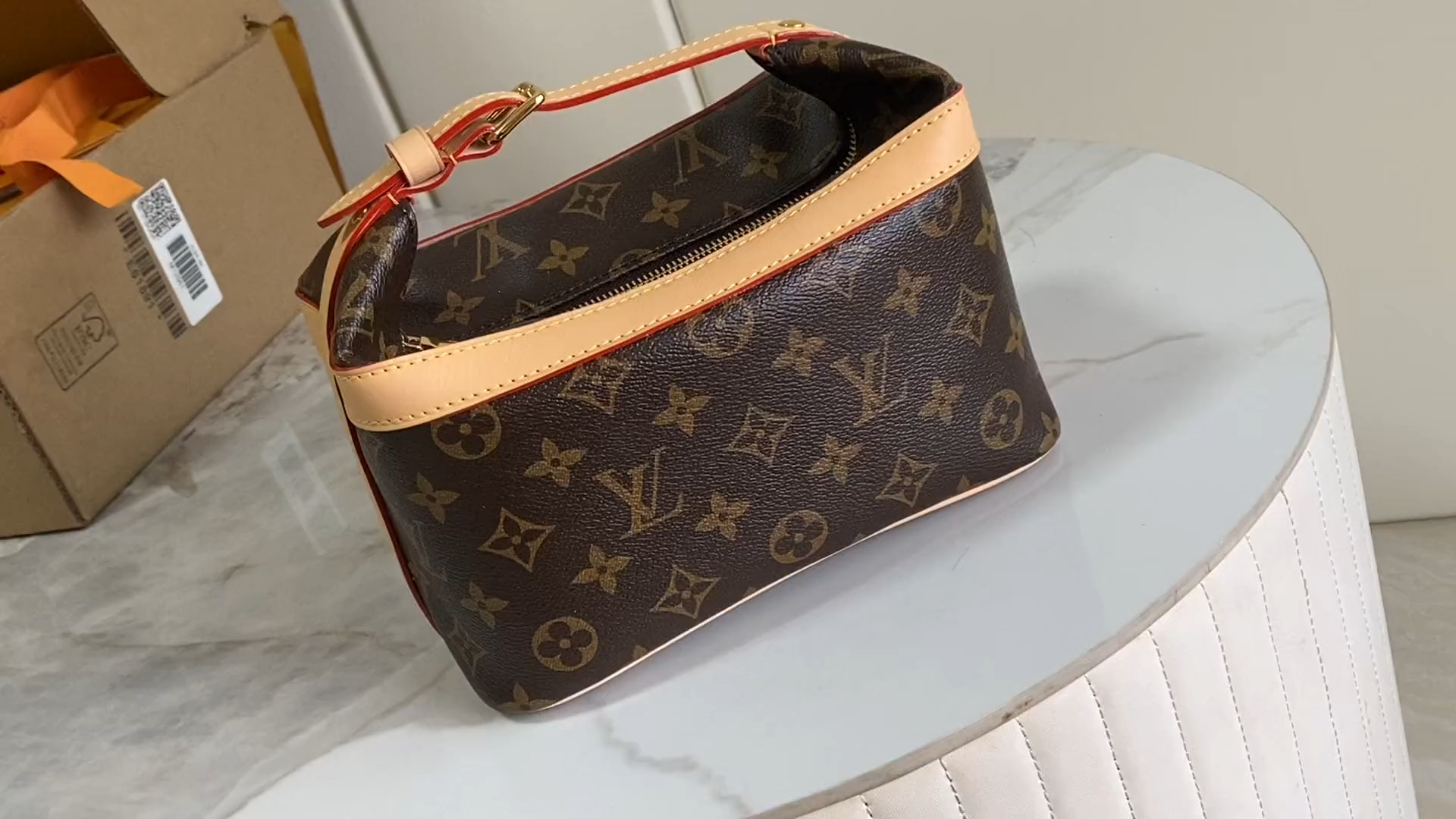 LV Cruiser Toiletry Bag - Image 2