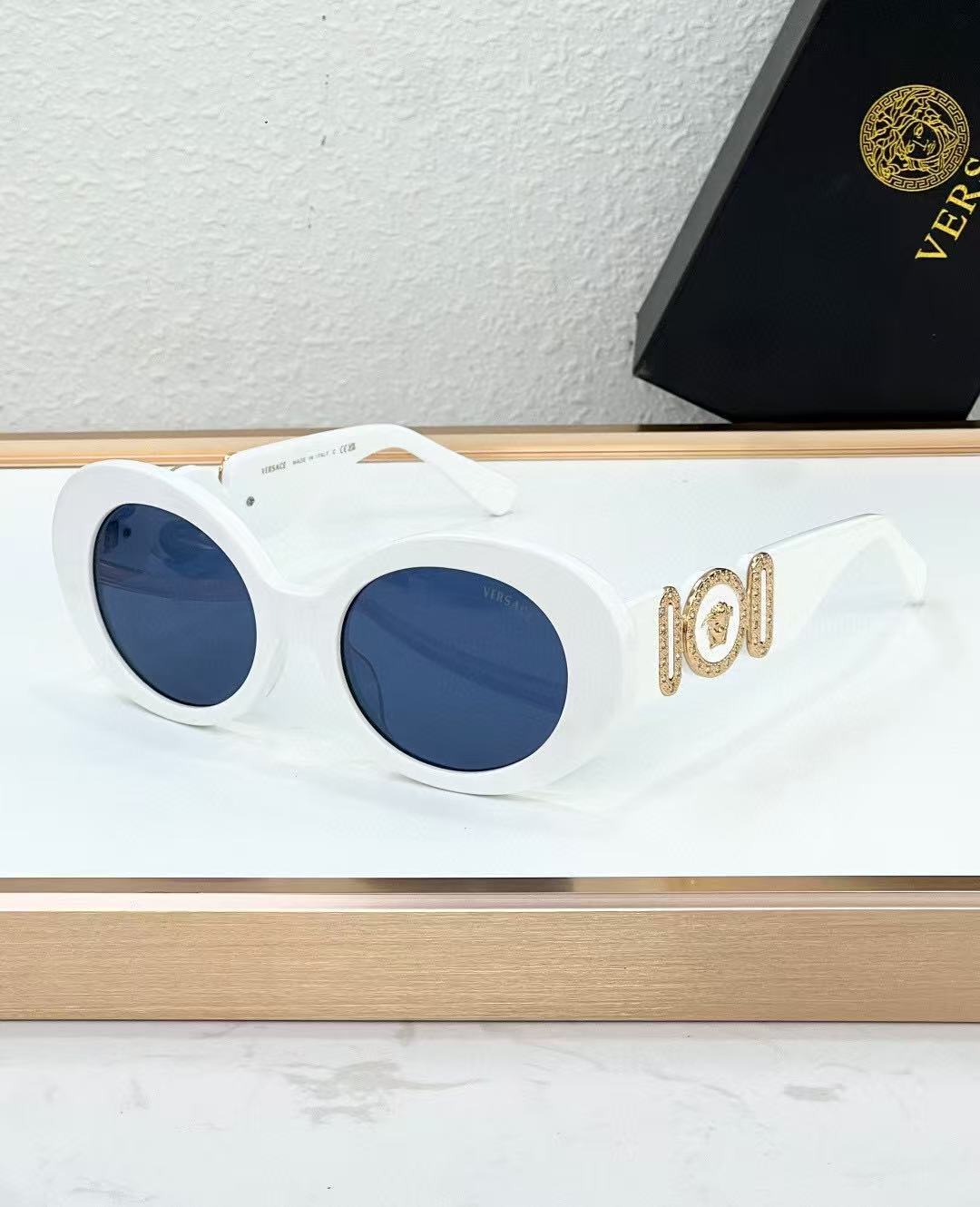 Versace Fashionable Sunglasses - Image 1