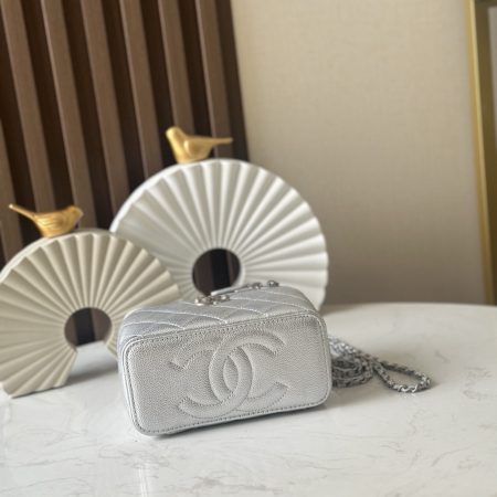 Chanel Quilted Vanity Makeup Box - Image 5