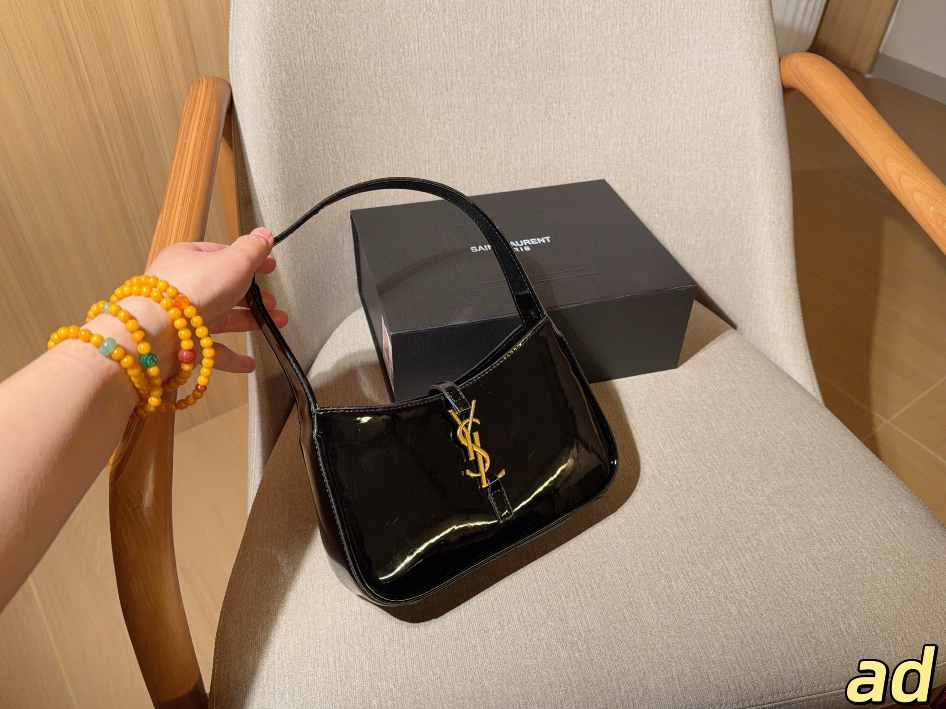 Saint Laurent Le 5 à 7 Hobo Shoulder Bag Laquered - Image 4
