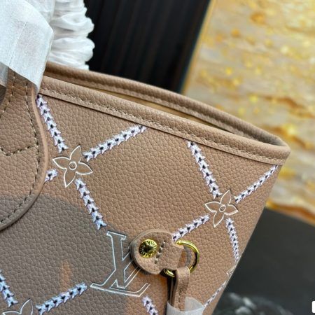 Lv onthego Shopping Bag - Image 7