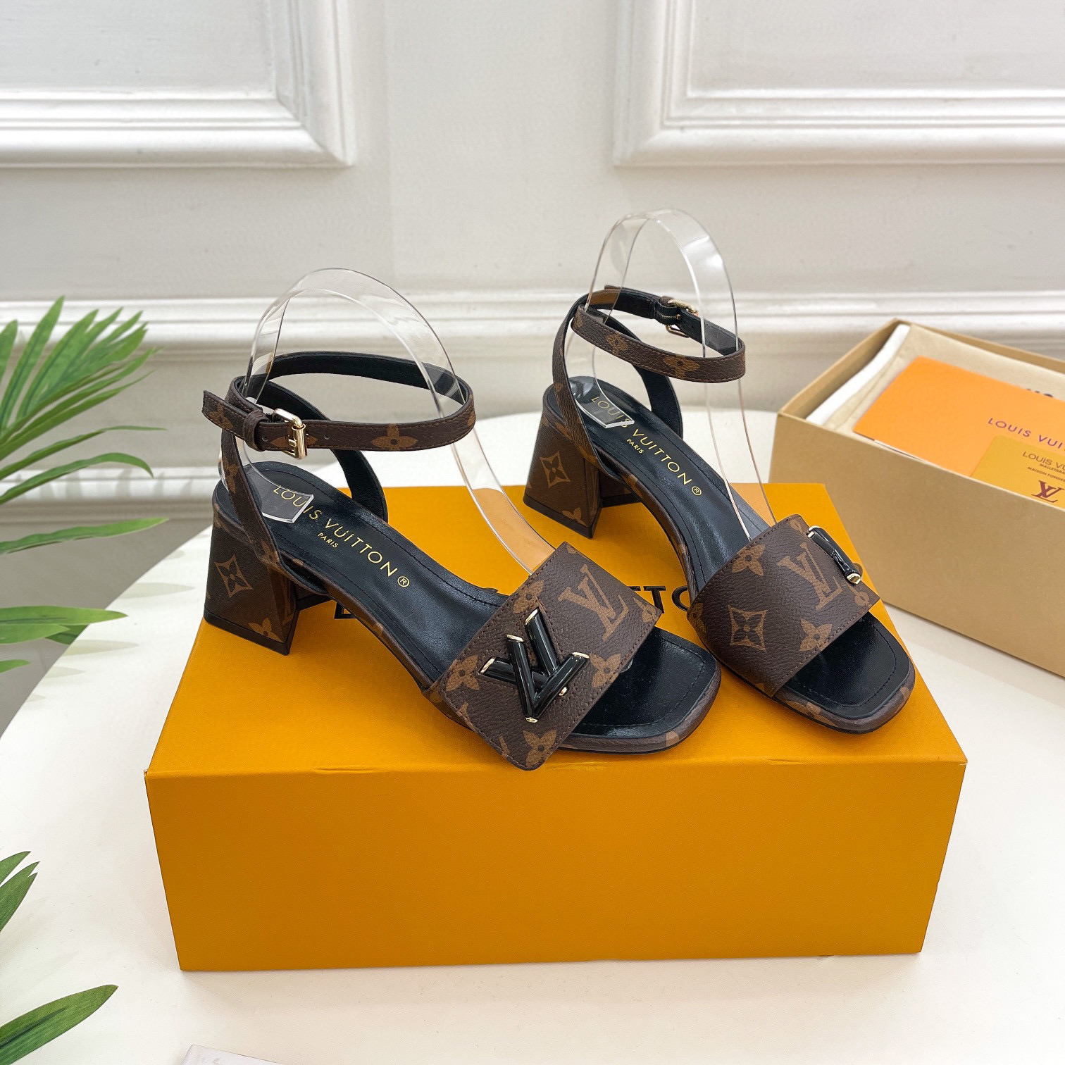 LV Patent Leather Thick And Cool Slide Sandal - Image 3