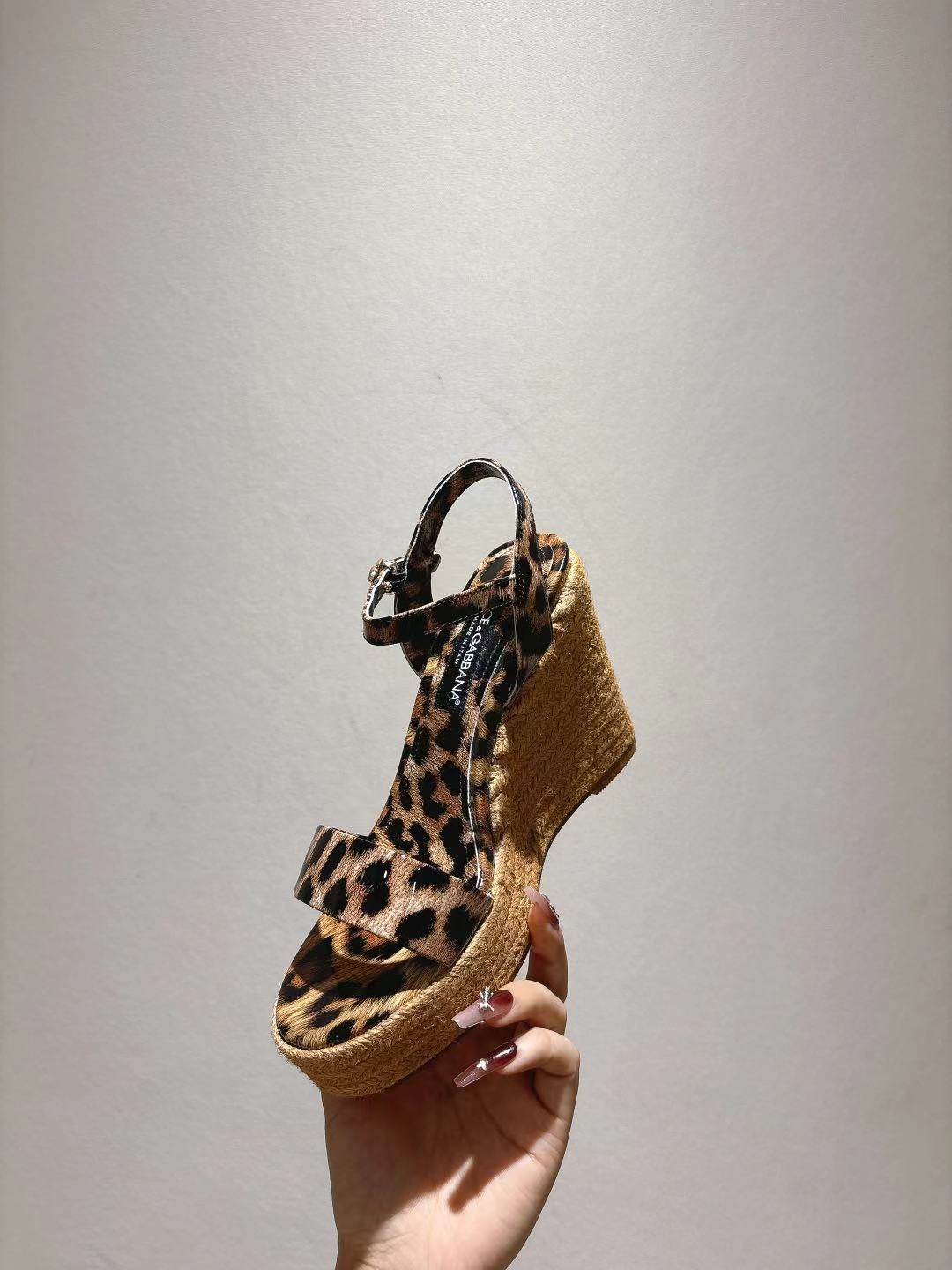 Dolce & Gabbana Straw Sandals - Image 6