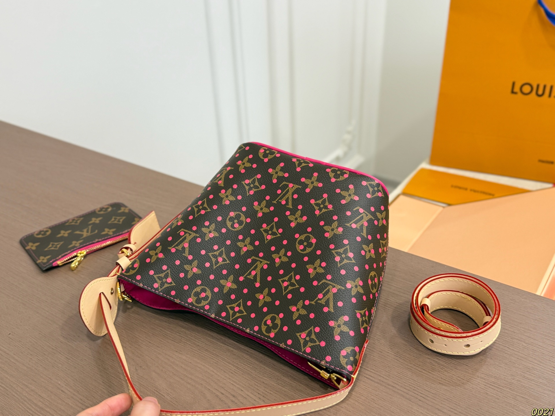 LV 25 Allinbb Bucket Bag - Image 10