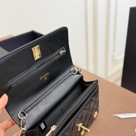 Chanelwoc Badge Chain Money Bag - Image 10