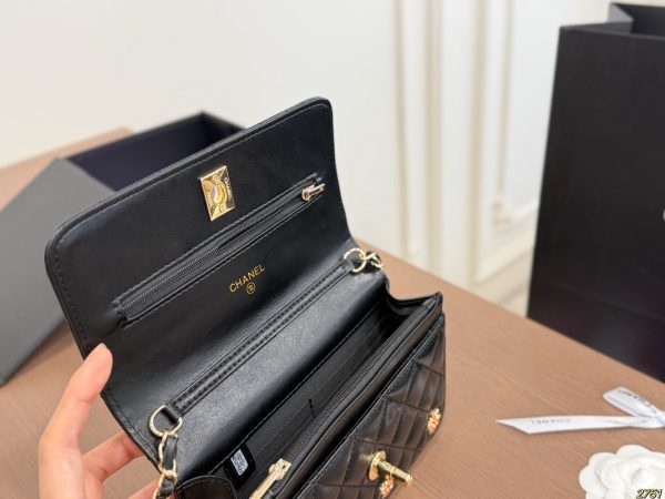 Chanelwoc Badge Chain Money Bag