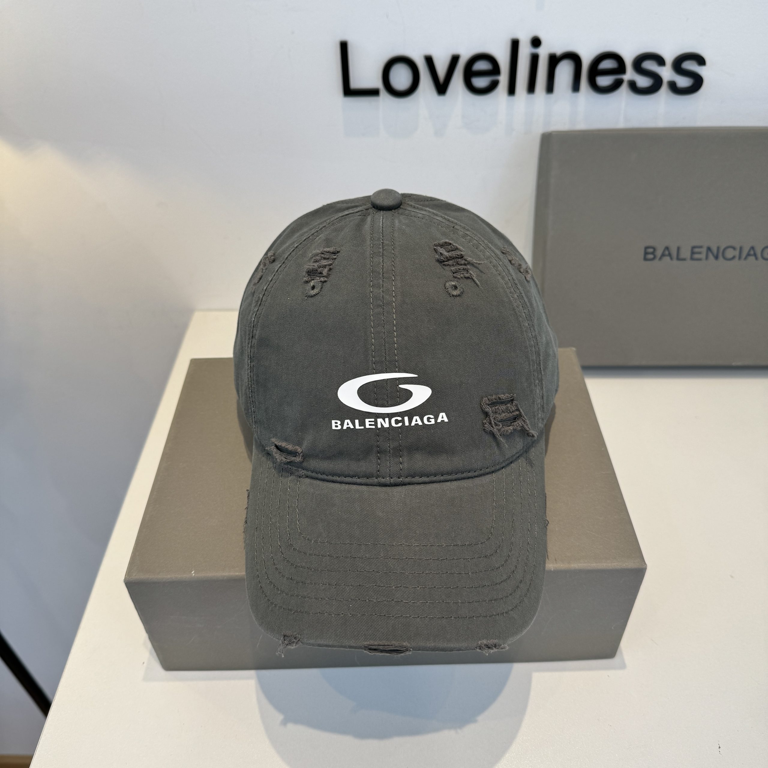 Balenciaga's New Baseball Cap - Image 9