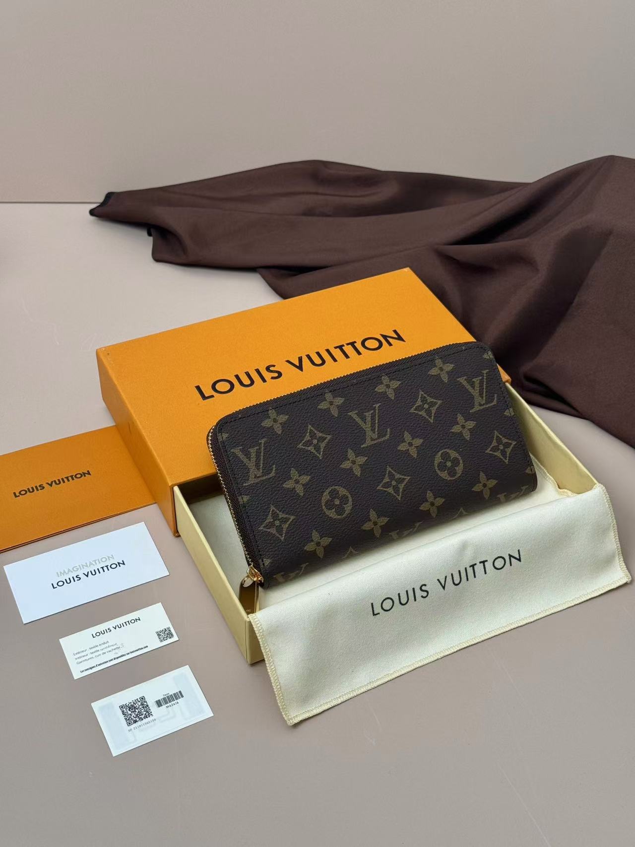LV Zippy Wallet M24616 - Image 2