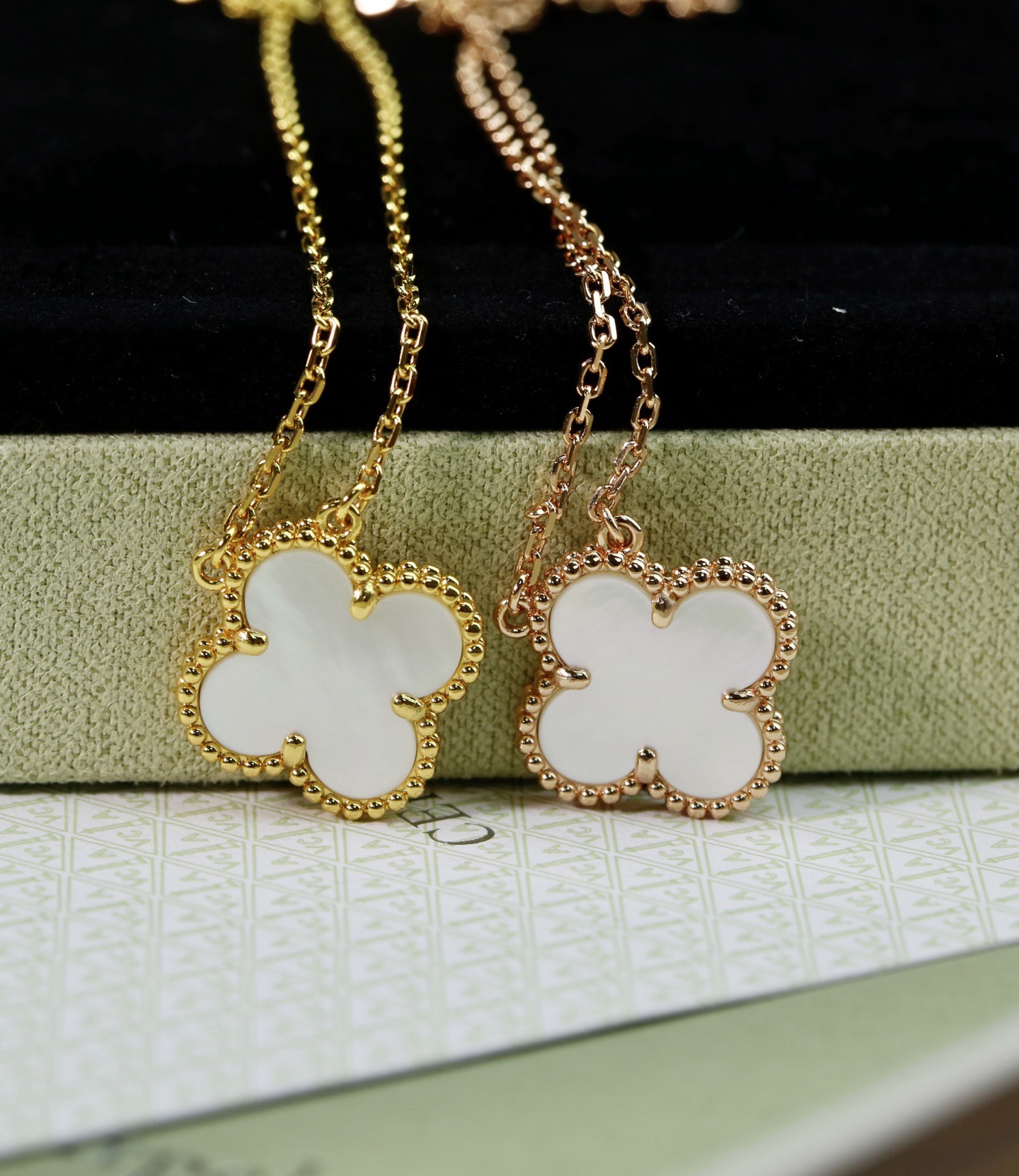 Van Cleef&Arpels VCA Vintage Alhambra Pendant, Mother-of-pearl Necklacce - Image 3