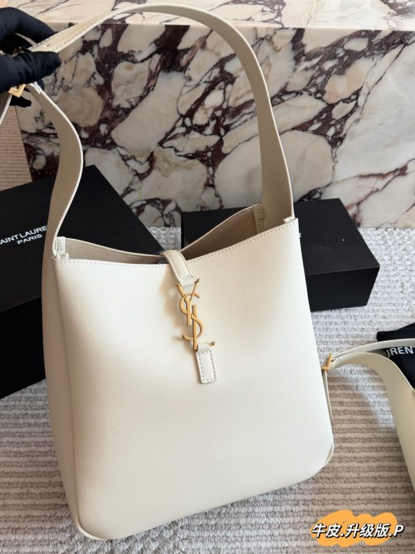Saint Laurent Le 5 à 7 hobo Bag