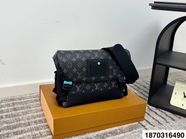 LV VOYAGER Messenger Bag