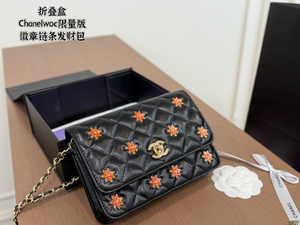 Chanelwoc Badge Chain Money Bag