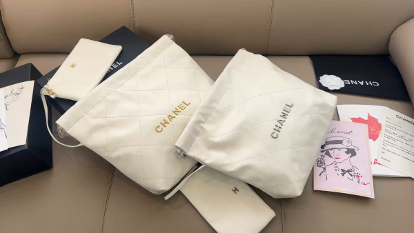 Chanel 22 Shopping Bag