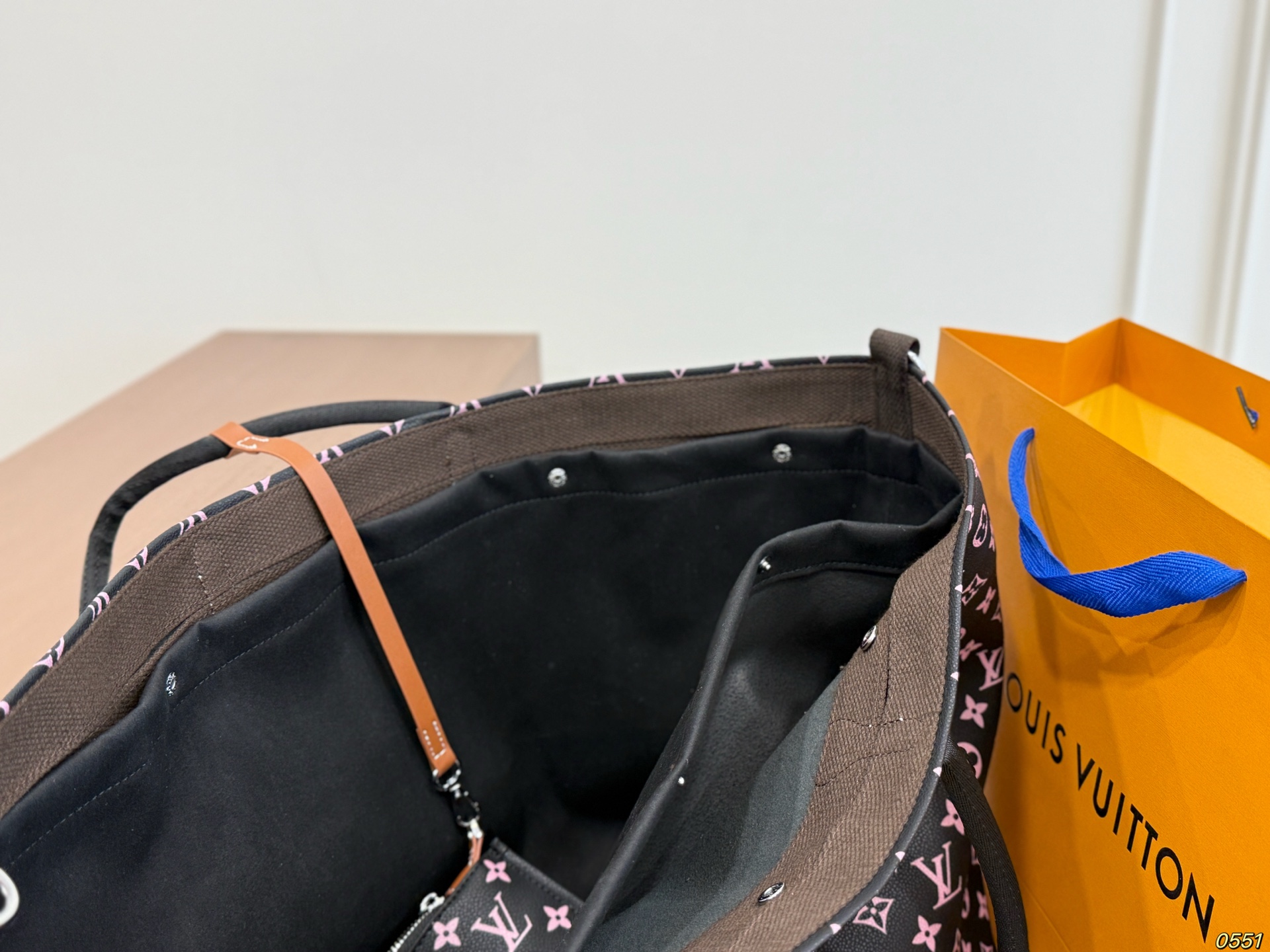 LV's New Tote Bag - Image 8