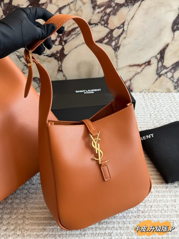 Saint Laurent Le 5 à 7 hobo Bag