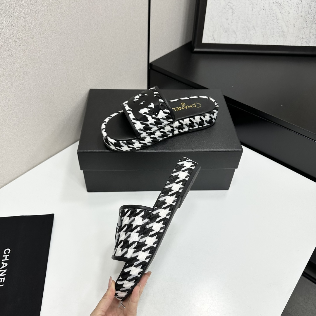 Chanel Women's CC Slide Sandals - Image 7
