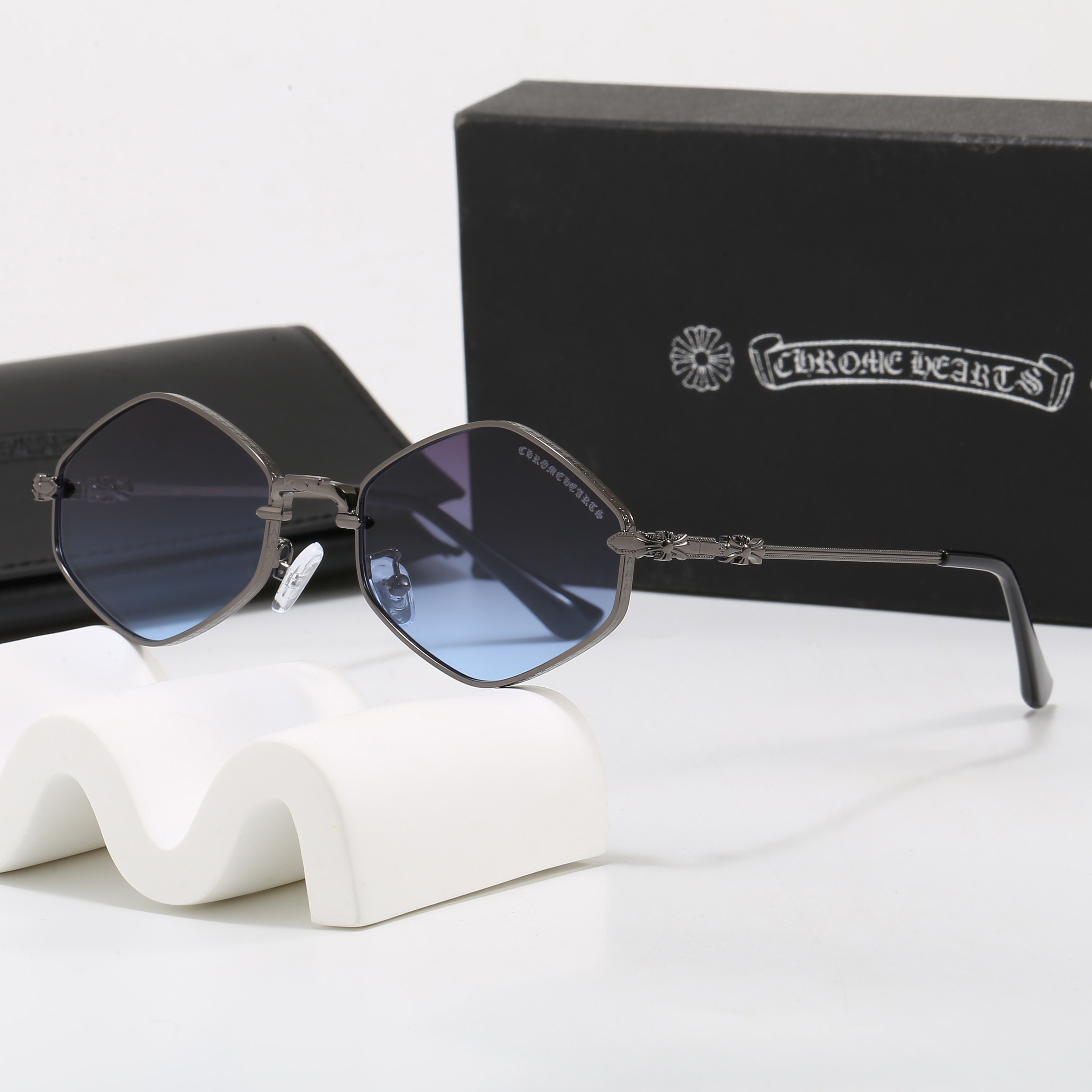 Chrome Hearts Fashionable Sunglasses - Image 4