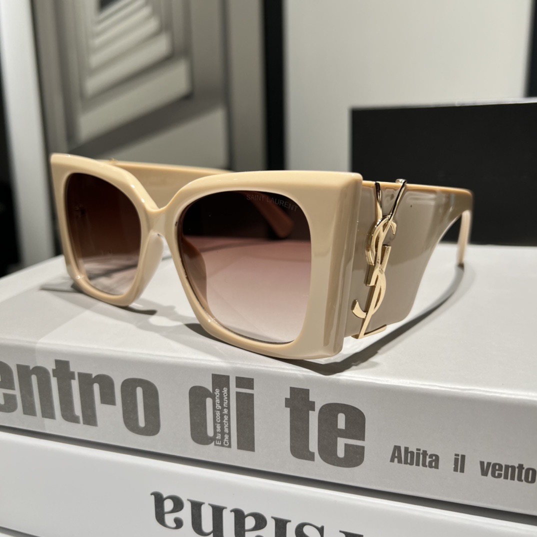 Saint Laurent Fashionable Sunglasses - Image 4