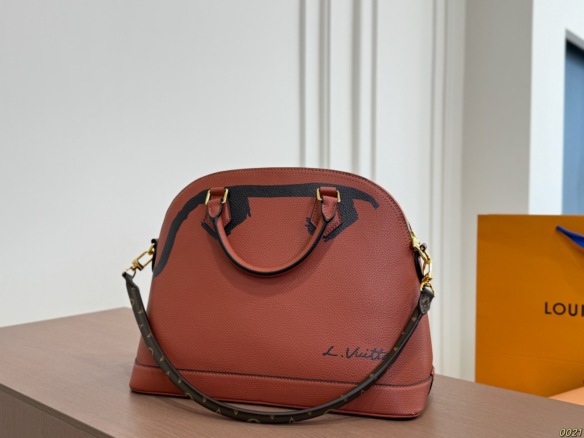 LV's New Shell Bag - Image 8