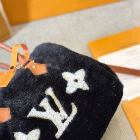 LV wool lamb bag - Image 5