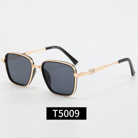 Prada Fashionable Sunglasses - Image 5