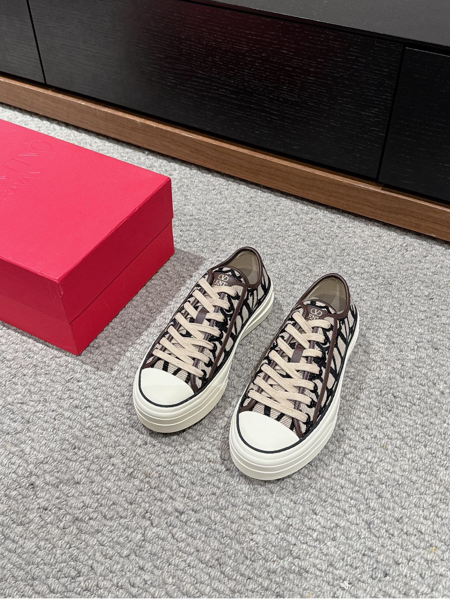 Valentino Garavani Vlogo Toile Platform Sneaker - Image 2