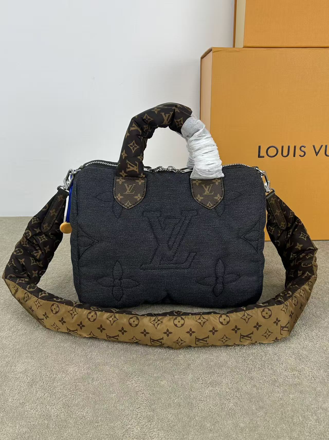 Lv Niuzi Bu Down Jacket - Image 1