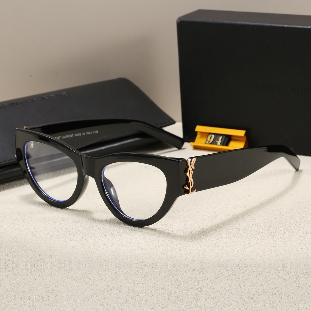 Saint Laurent Fashionable Sunglasses - Image 2