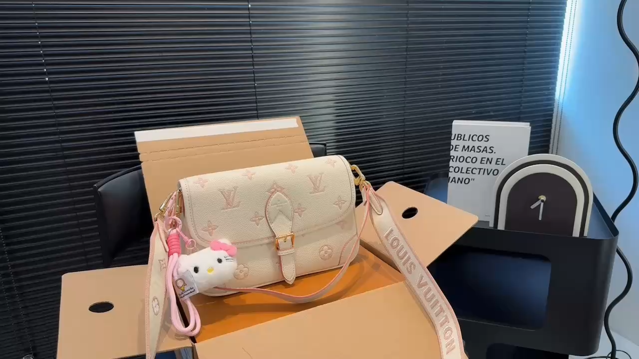 LV Sologne Baguette Bag - Image 2