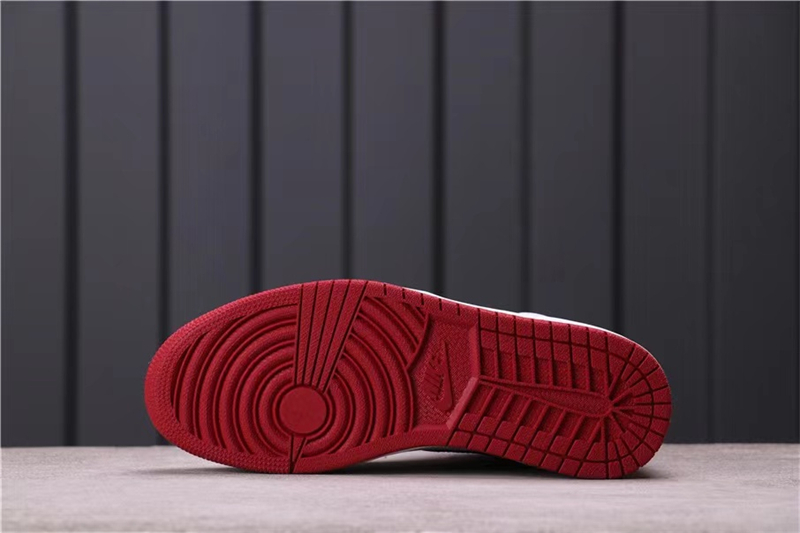 Jordan 1 Retro Metallic Red (2017) 555088-103 - Image 3