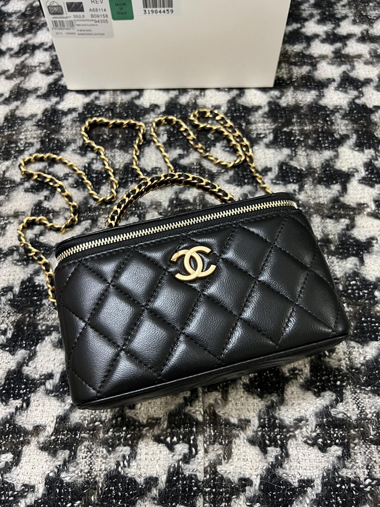 Chanel 22 CC Makeup Box Top Quality - Image 3