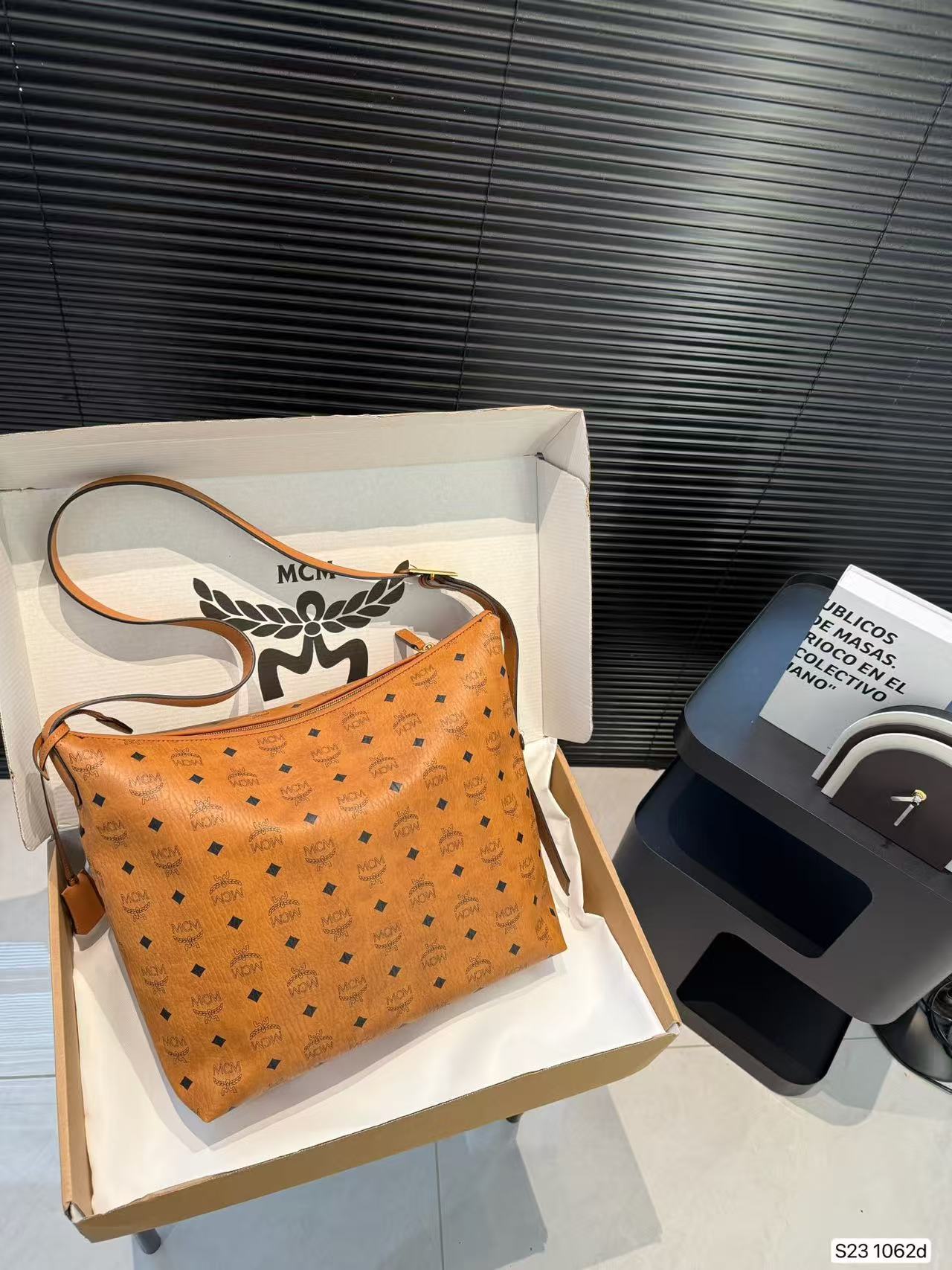 McM Aren Large Visetos Hobo Bag - Image 5