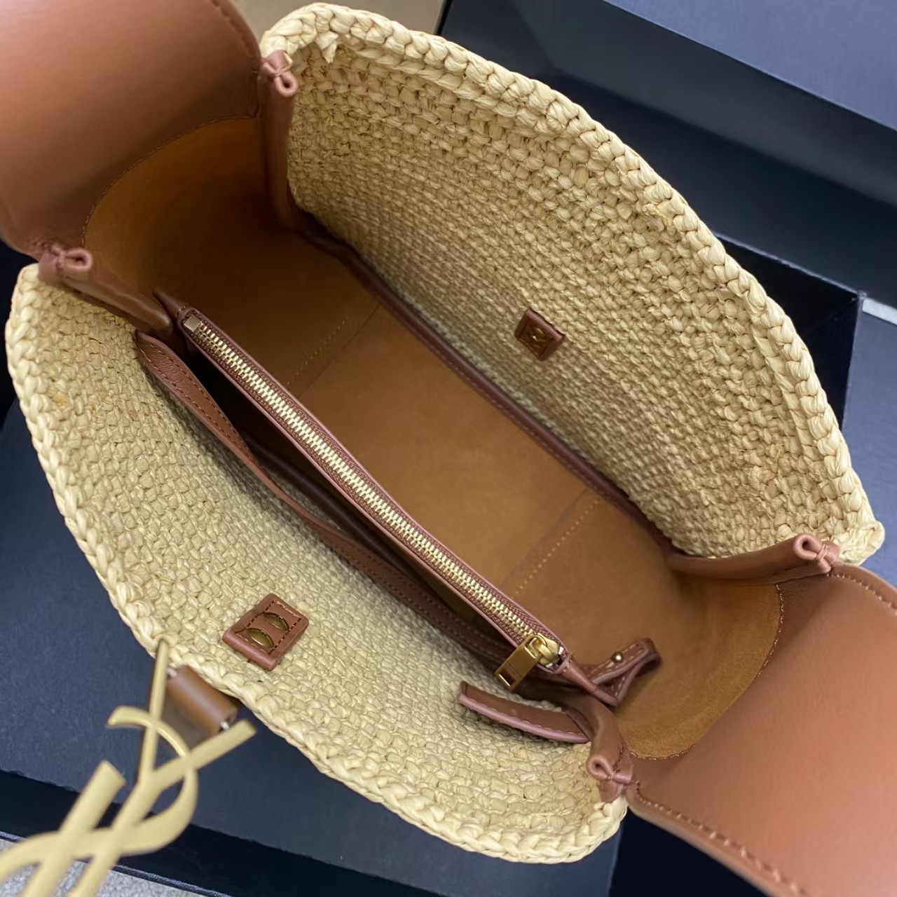YSL Saint Laurent Le 5 à 7 Supple Small Leather-trimmed Raffia Shoulder Bag - Image 10