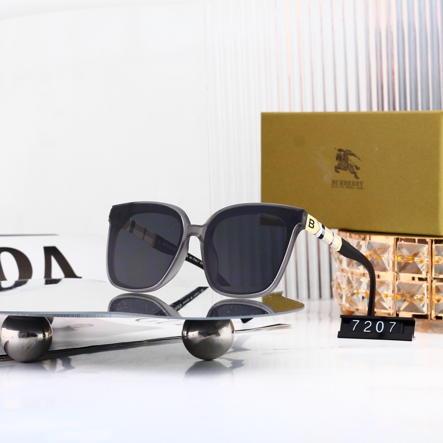 Burberry Fashionable Sunglasses - Image 7