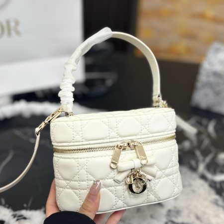 Dior's New Makeup Case - Image 3